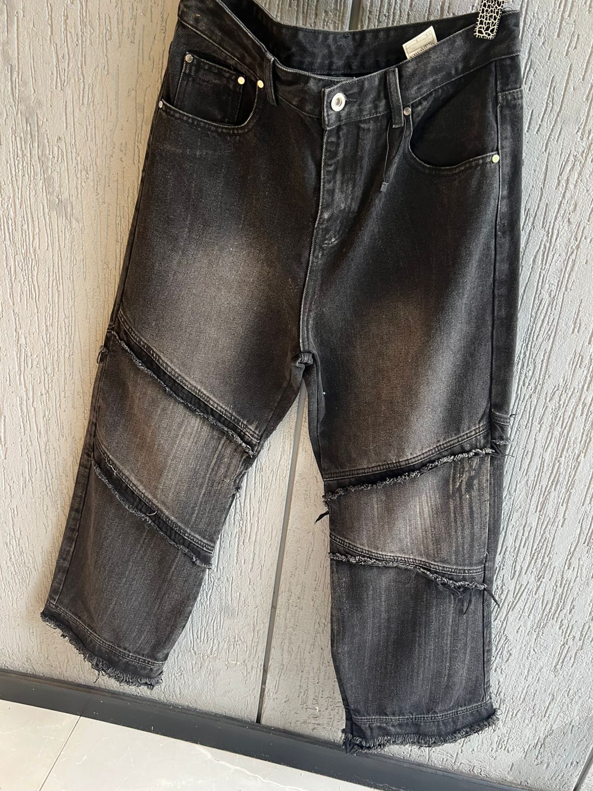 Fashion - Streetwear Relaxed Fit Black Denim Jeans with Frayed Seams