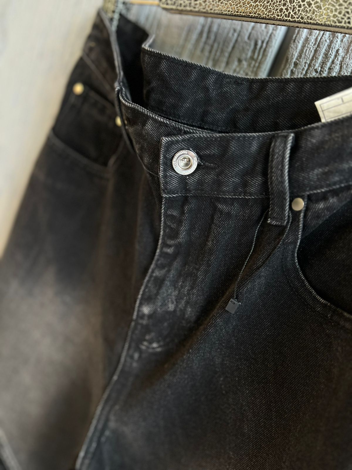 Fashion - Streetwear Relaxed Fit Black Denim Jeans with Frayed Seams