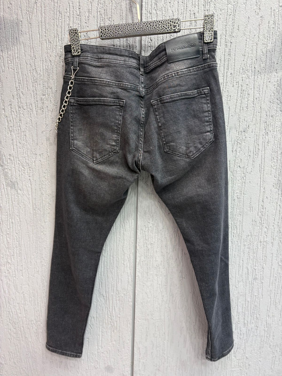 2Y Premium - Distressed Paint-Splatter Jeans with Chain | Vintage Black