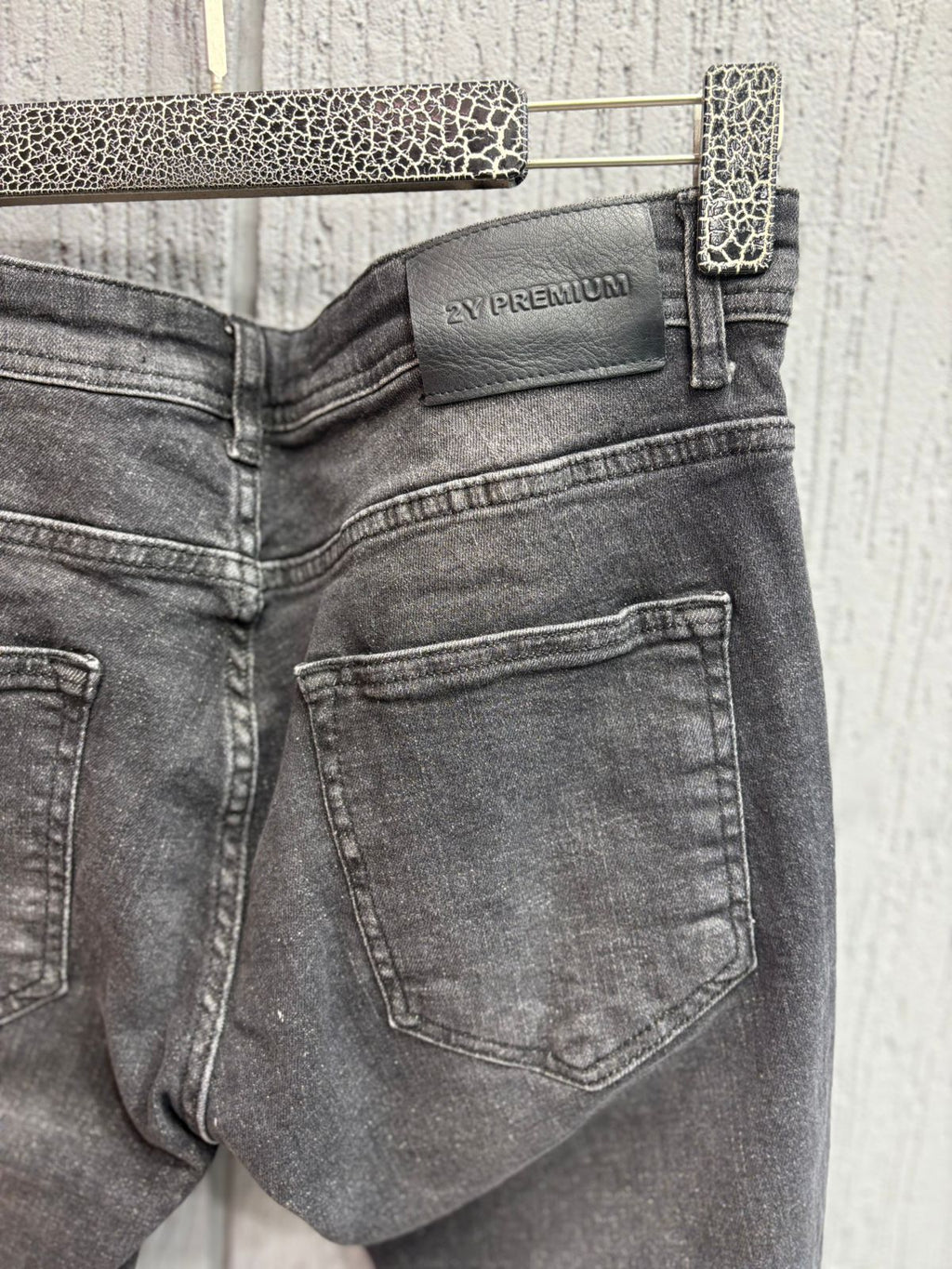 2Y Premium - Distressed Paint-Splatter Jeans with Chain | Vintage Black