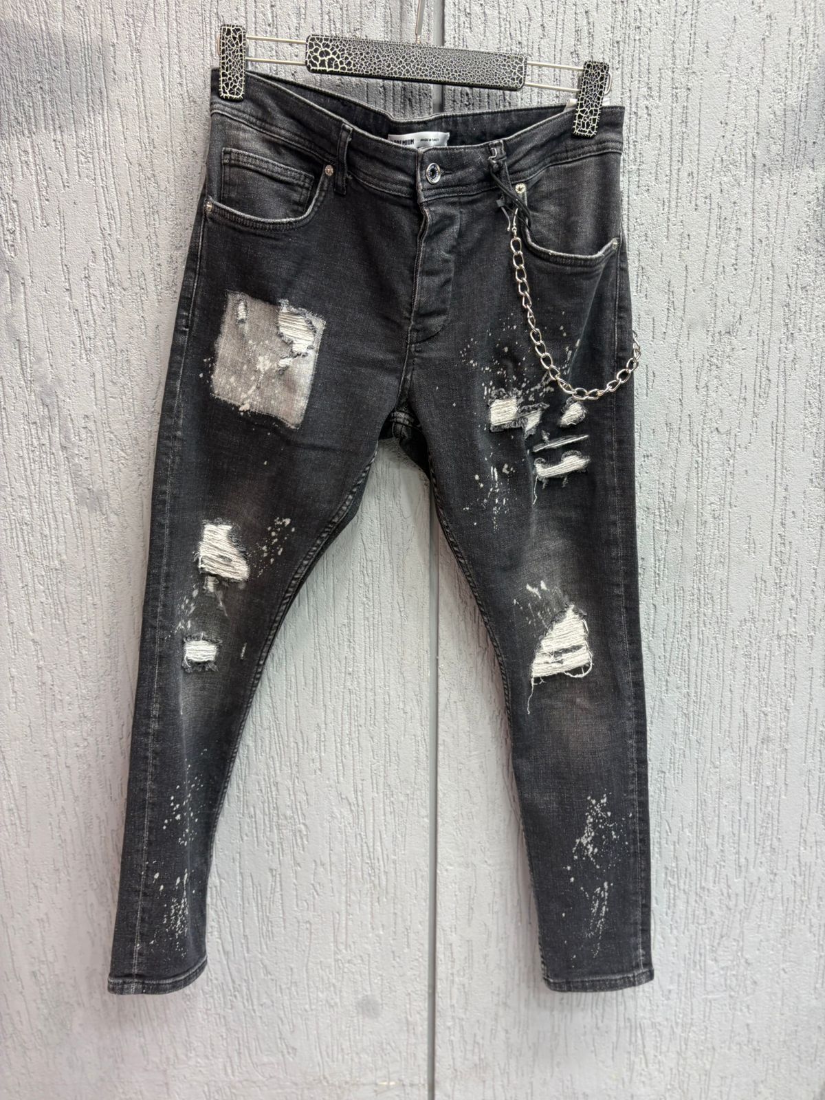 2Y Premium - Distressed Paint-Splatter Jeans with Chain | Vintage Black